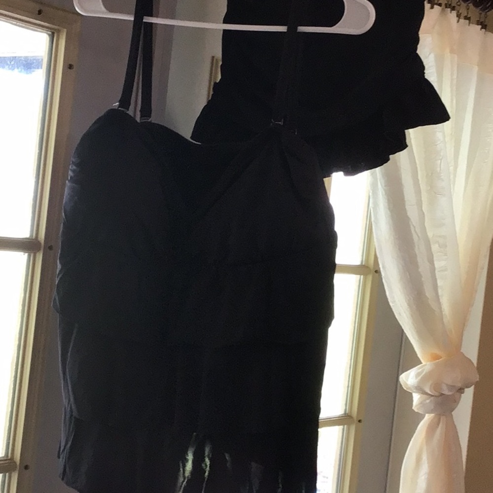 Step on up ladies! This one is a Kenneth Cole. Size 2X it has never been worn